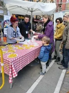 Paella solidaria en la Plaza Herradores/ SN
