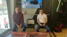 Saizar y Luis Valcarce han firmado autógrafos en el autobús-tienda de Errea. 