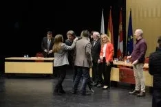 Autoridades saludan a los nuevos jurados. /Patricia Lapresta