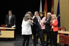 Autoridades saludan a los nuevos jurados. /Patricia Lapresta