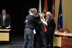 Autoridades saludan a los nuevos jurados. /Patricia Lapresta