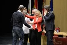 Autoridades saludan a los nuevos jurados. /Patricia Lapresta