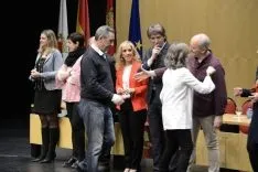 Autoridades saludan a los nuevos jurados. /Patricia Lapresta