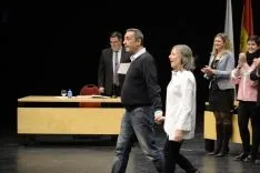 Autoridades saludan a los nuevos jurados. /Patricia Lapresta