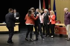 Autoridades saludan a los nuevos jurados. /Patricia Lapresta