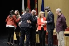 Autoridades saludan a los nuevos jurados. /Patricia Lapresta