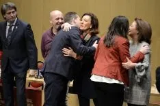Autoridades saludan a los nuevos jurados. /Patricia Lapresta
