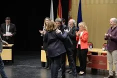 Autoridades saludan a los nuevos jurados. /Patricia Lapresta