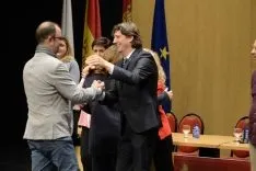 Autoridades saludan a los nuevos jurados. /Patricia Lapresta