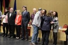 Autoridades saludan a los nuevos jurados. /Patricia Lapresta