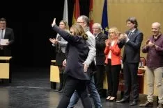 Autoridades saludan a los nuevos jurados. /Patricia Lapresta