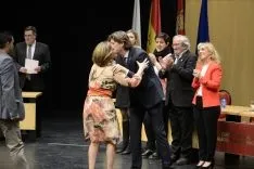 Autoridades saludan a los nuevos jurados. /Patricia Lapresta
