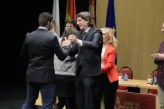 Autoridades saludan a los nuevos jurados. /Patricia Lapresta