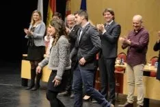 Autoridades saludan a los nuevos jurados. /Patricia Lapresta