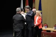 Autoridades saludan a los nuevos jurados. /Patricia Lapresta