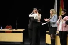 Autoridades saludan a los nuevos jurados. /Patricia Lapresta