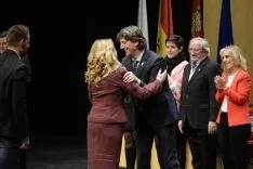 Autoridades saludan a los nuevos jurados. /Patricia Lapresta