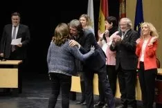 Autoridades saludan a los nuevos jurados. /Patricia Lapresta