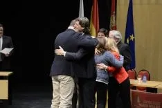 Autoridades saludan a los nuevos jurados. /Patricia Lapresta