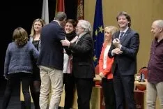 Autoridades saludan a los nuevos jurados. /Patricia Lapresta