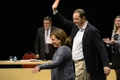 Autoridades saludan a los nuevos jurados. /Patricia Lapresta