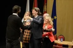 Autoridades saludan a los nuevos jurados. /Patricia Lapresta