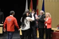Autoridades saludan a los nuevos jurados. /Patricia Lapresta