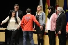Autoridades saludan a los nuevos jurados. /Patricia Lapresta
