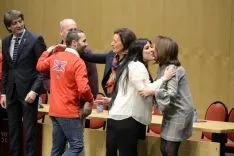 Autoridades saludan a los nuevos jurados. /Patricia Lapresta