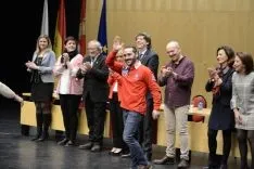 Autoridades saludan a los nuevos jurados. /Patricia Lapresta