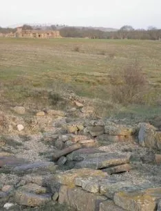 Trincheras junto a los edificios del aeródromo de Garray. ASDEN