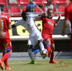 Medina y Amath pelean por un balón. LFP
