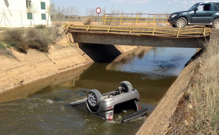 Vehículo siniestrado en La Presa de Almarail.