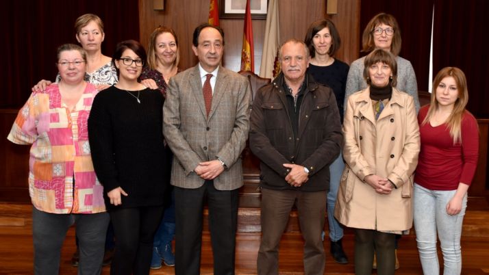 Las alumnas con el delegado y el alcalde. /Jta.