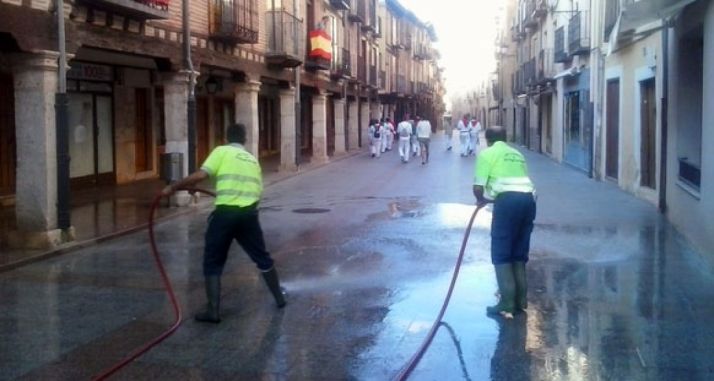 Operarios en labores de limpieza.