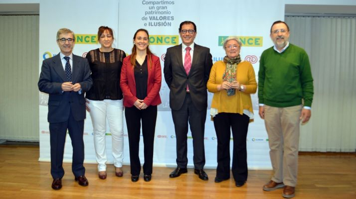Representantes de los ganadores y de la ONCE.