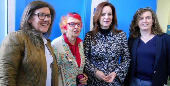 Clemente (2ª dcha.) y Angulo (izda.) con afiliadas al PP este viernes. /SN