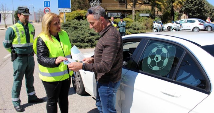 La subdelegada conversa este viernes con un conductor en Almazán. /S. de G.