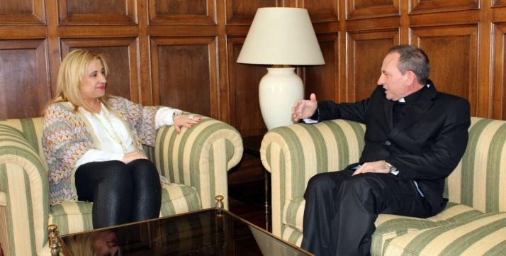 La subdelegada y el obispo este martes. /SdG