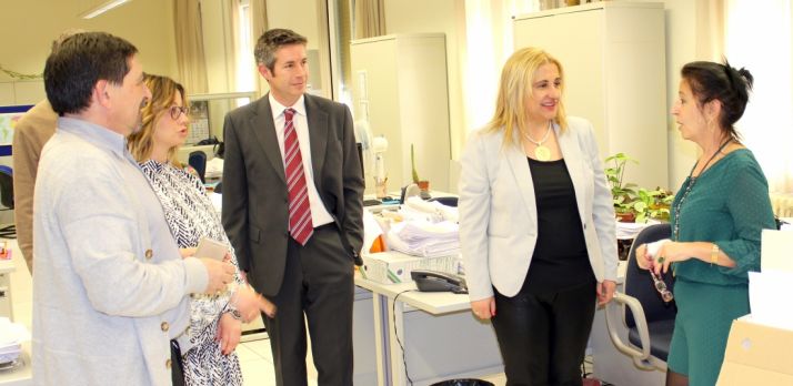 De Gregorio (2ª dcha.) en su visita a la sede de la Agencia Tributaria en Soria./ S. de G.
