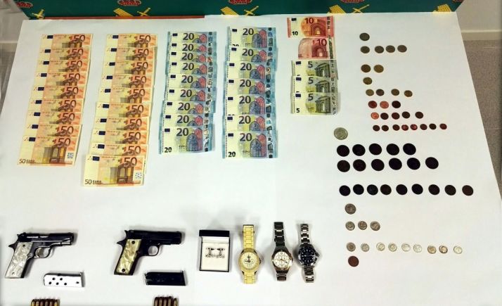 Dinero, armas y objetos recuperaros en la Operación Zotra. /GC