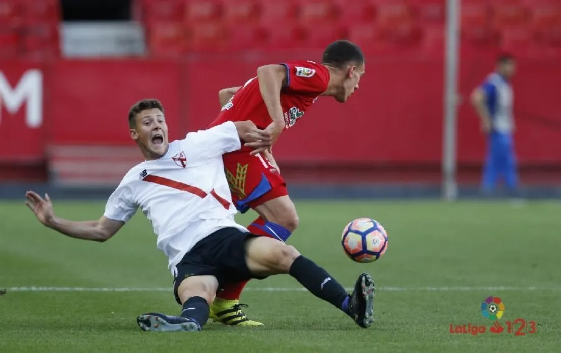 Disputa del balón sobre el césped del Pizjuán. LFP