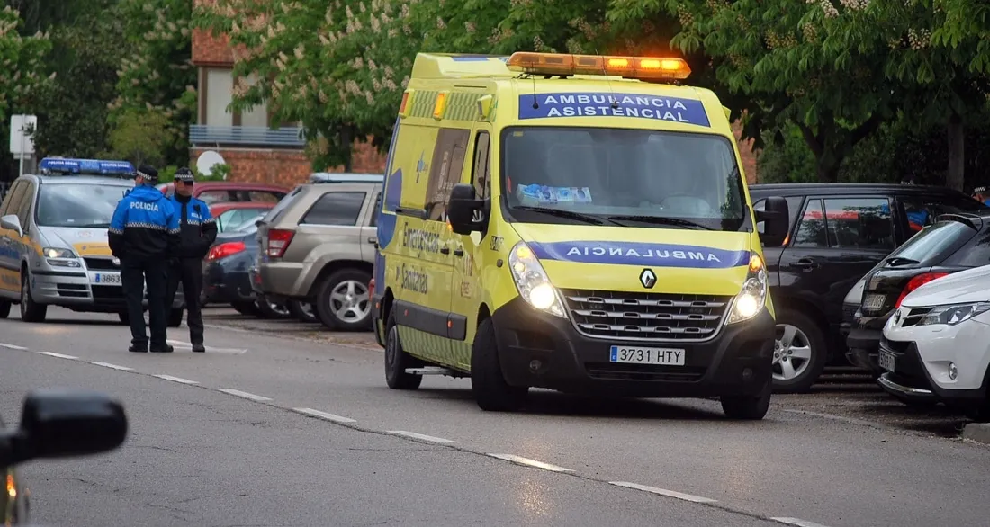 Las asistencias sanitarias y la Policía Local en el lugar del siniestro. /SN