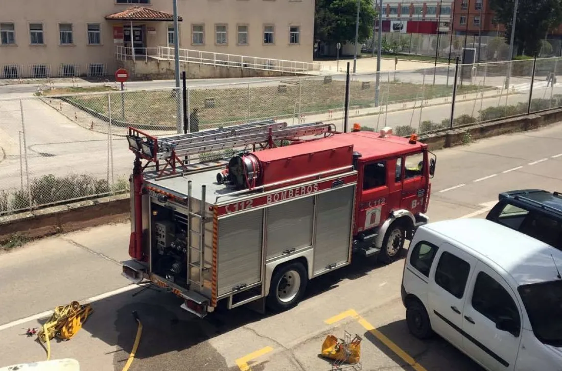 Efectivos de los bomberos en la calle Enrique Pascual Oliva. /Sara Roncal