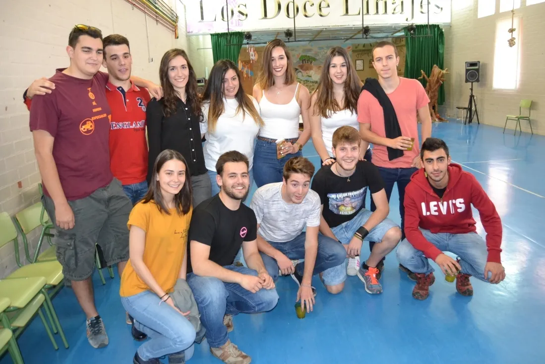 Alumnos y ex alumnos del Colegio Doce Linajes de Soria. /SN