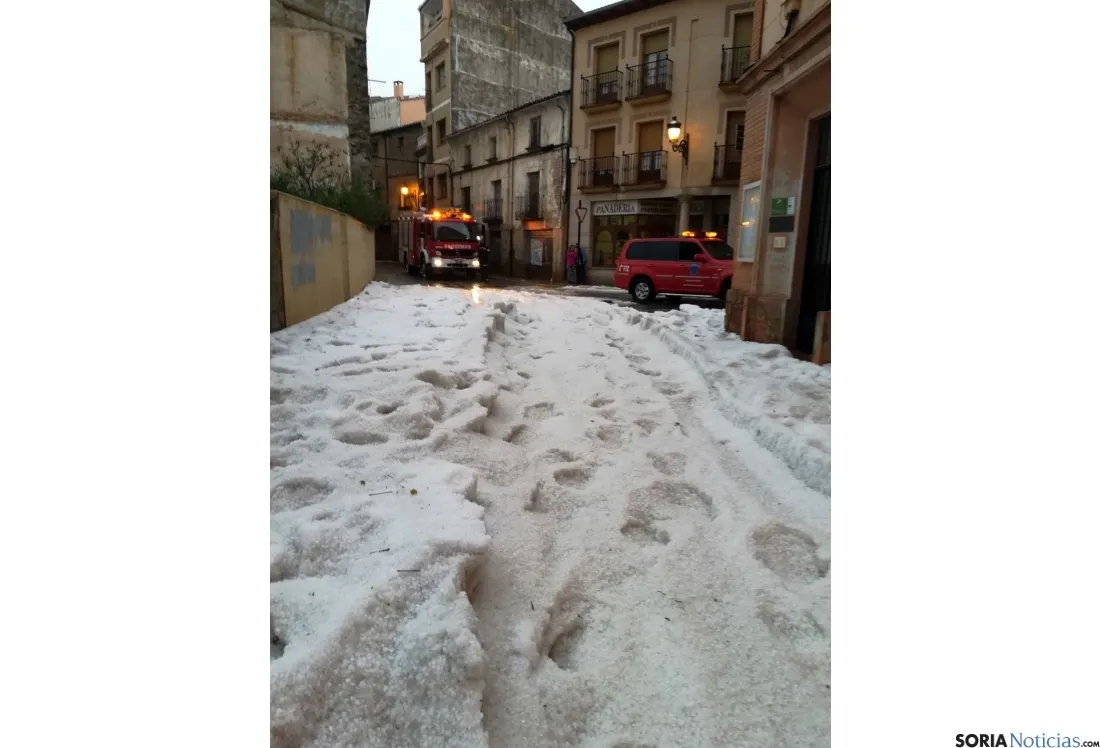 Labores de achique en un tramo de la calle Venerable./SN