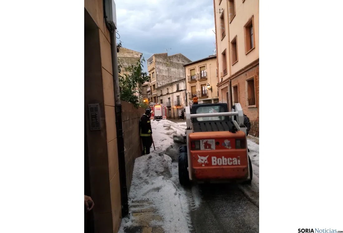Labores de achique en un tramo de la calle Venerable./SN