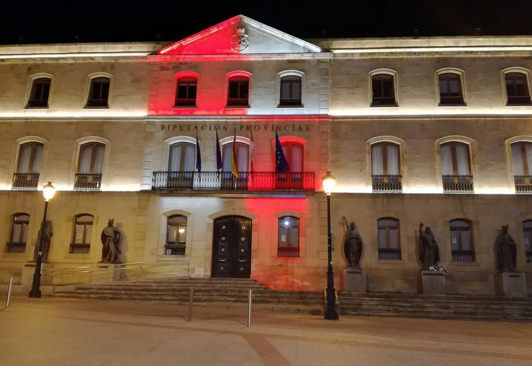 Distintas imágenes que brinda la nueva iluminación del edificio.
