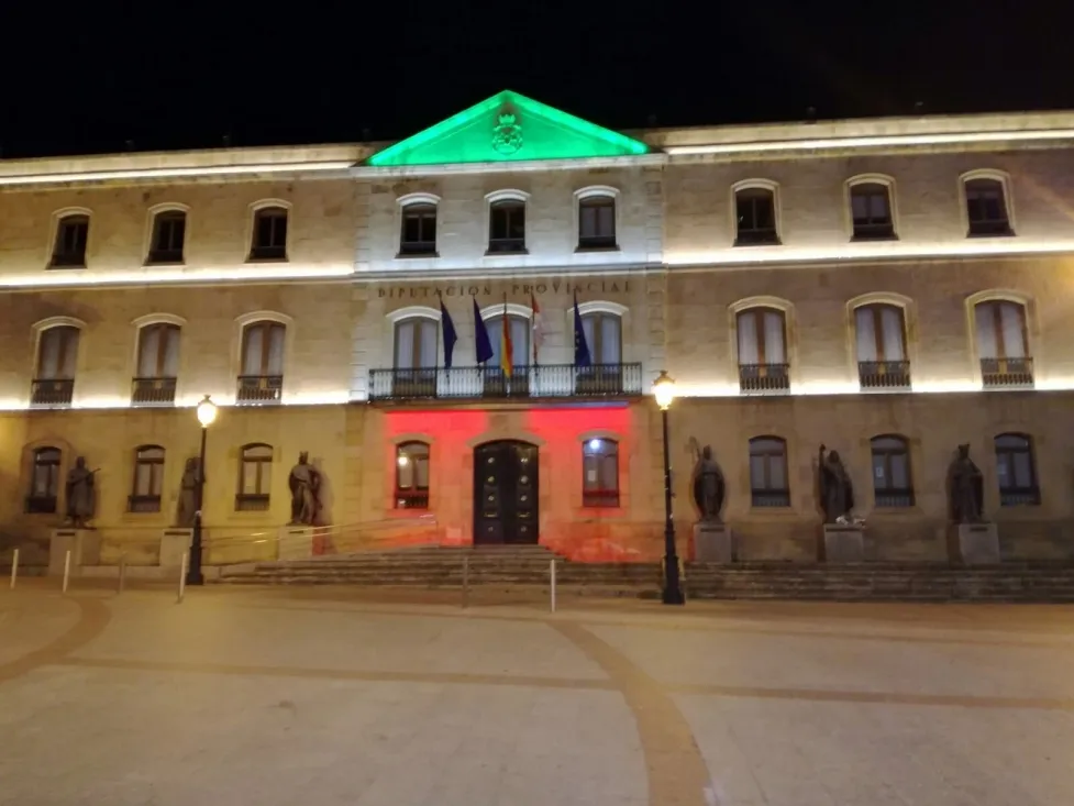 Distintas imágenes que brinda la nueva iluminación del edificio.