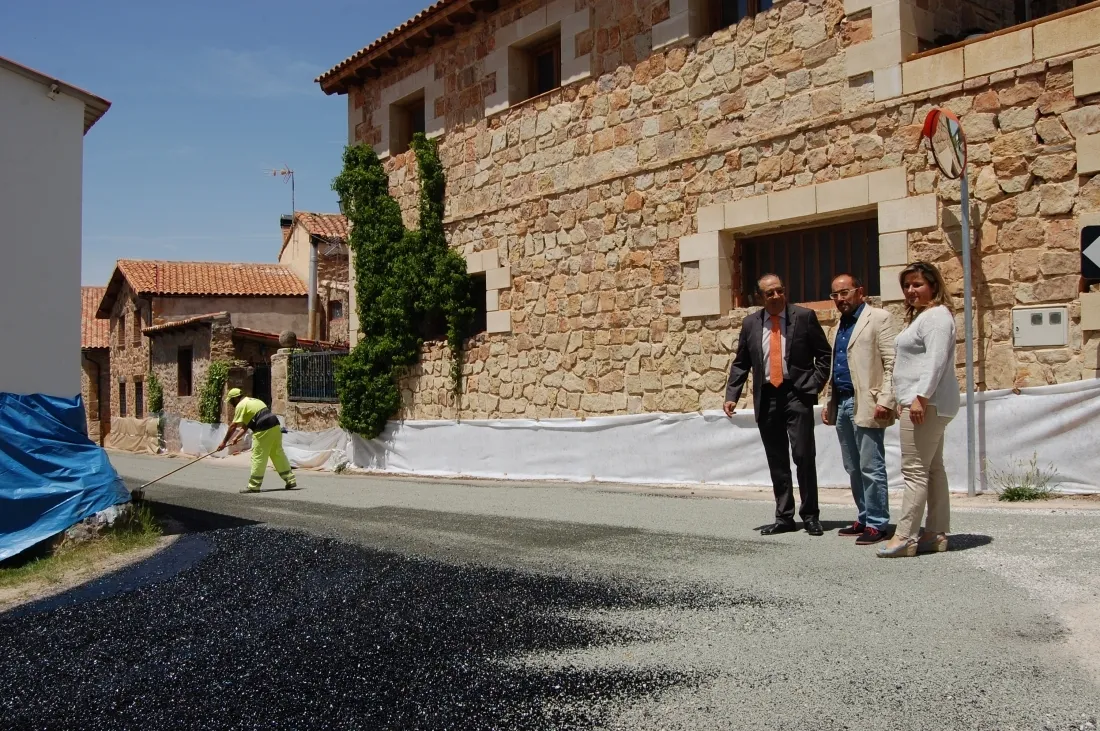 Visita institucional a una acutación en Velilla de la Sierra. /Dip.